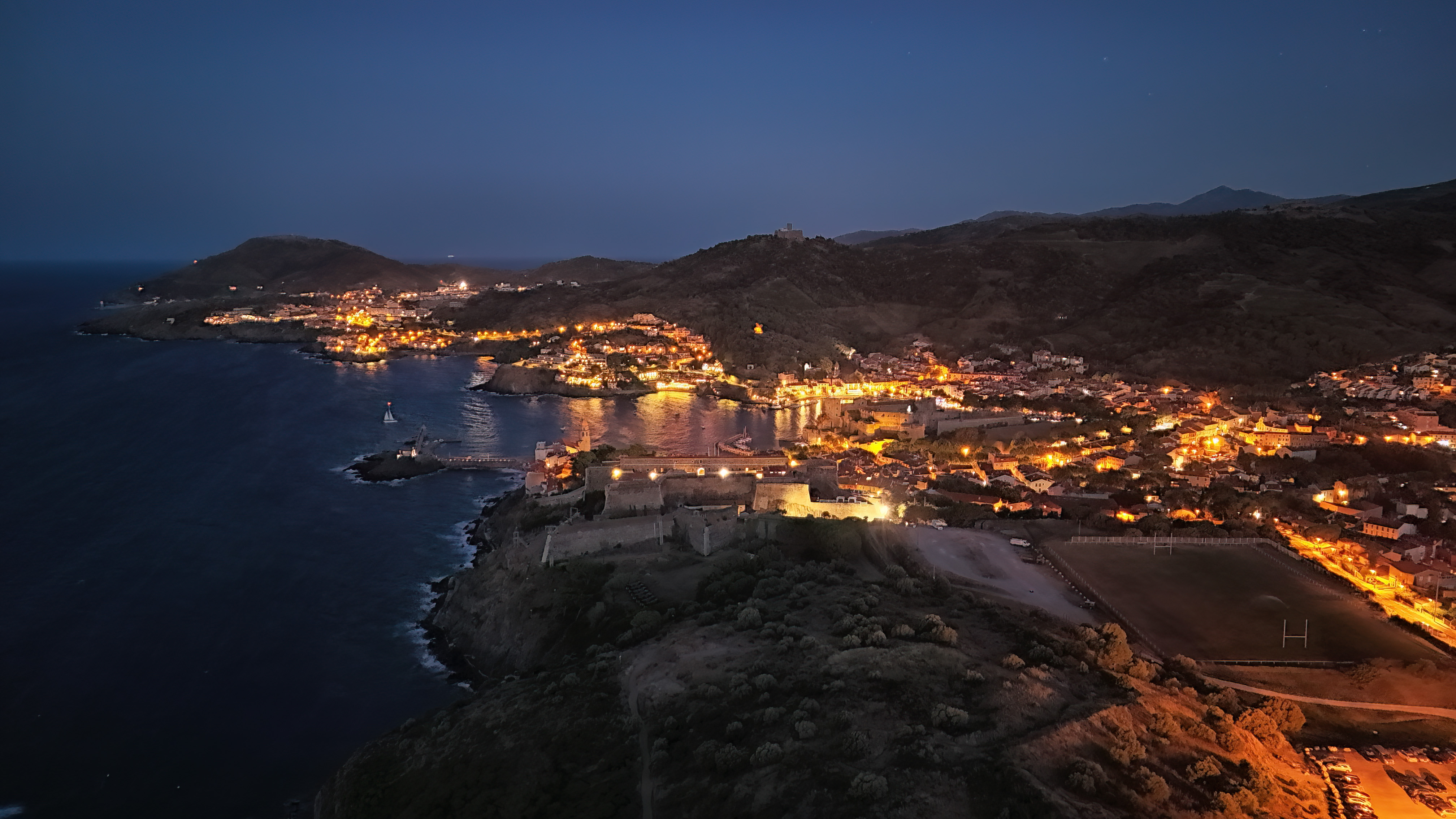 Collioure à l'heure bleue ጠ Le port illuminé vu du Fort Saint-Elme